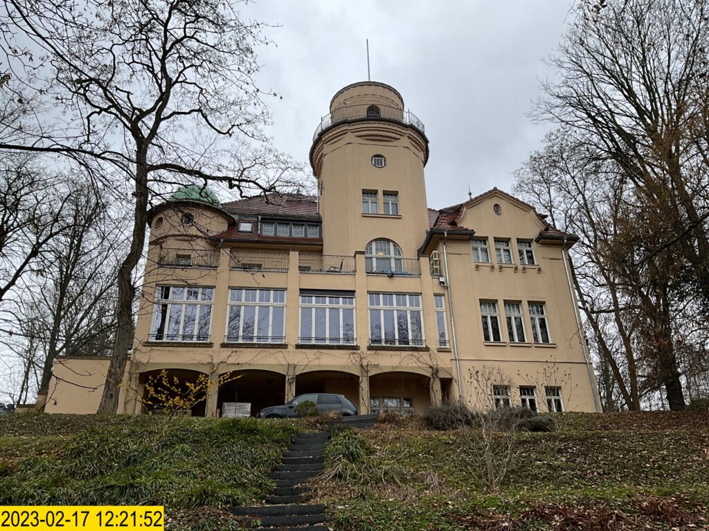 Denkmalgeschütztes Bürogebäude von 1918 im Jugendstil mit markantem Rundturm und Wintergarten