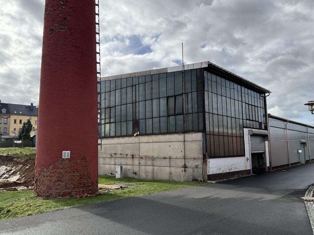 Ehemaliges Heizhaus von 1950 mit großflächiger Glasfassade