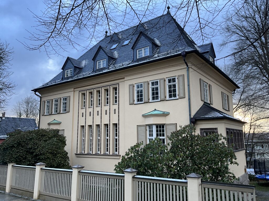 Denkmalgeschützte Villa von 1930 im Stil der Villa Esche mit Walmdach und Fensterläden