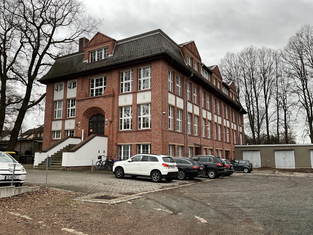 Denkmalgeschütztes Fabrikgebäude von 1910 mit historischer Klinkerfassade und Sprossenfenstern